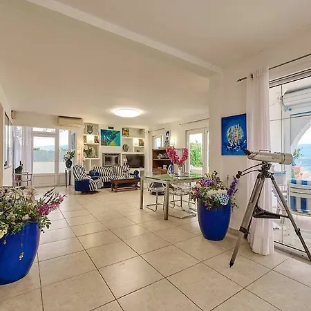 Seafront For 9-10 People Holiday home
