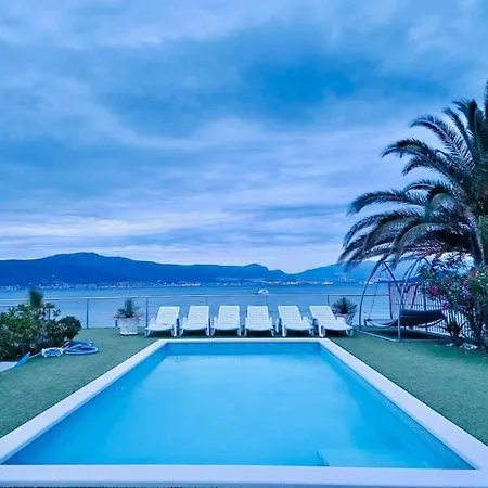 Seafront For 9-10 People Holiday home