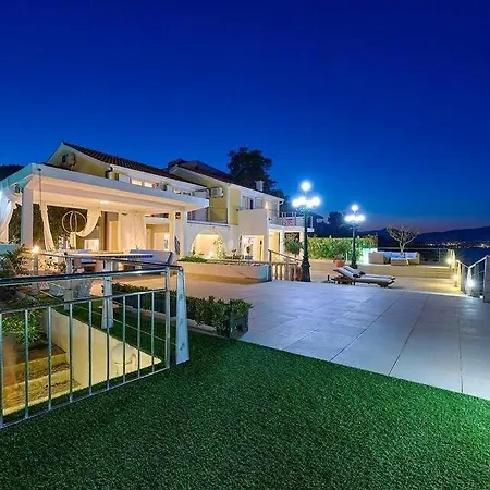 Holiday home Seafront For 9-10 People