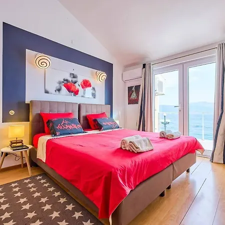 Seafront For 9-10 People Holiday home