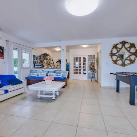 Seafront For 9-10 People Holiday home