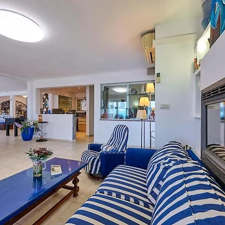 Holiday home Seafront For 9-10 People *